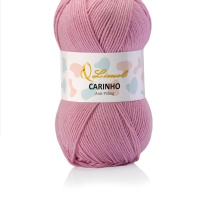 Novelo de lã rosa com etiqueta branca e texto Q Lisol CARINHO Anti-Pilling