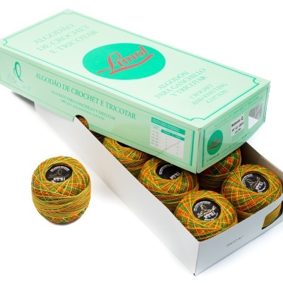 Bolas de fio colorido para crochet dentro de uma caixa de papel com texto e logo da marca Lanal