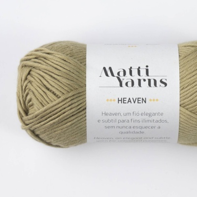 Rolo de fio bege claro com etiqueta branca da marca Matti Yarns