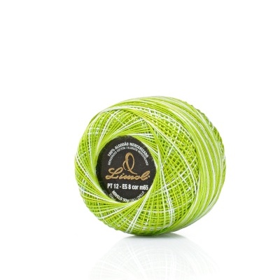 Rolo de fio verde e branco com etiqueta preta no centro