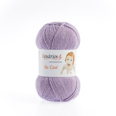 Novelo de lã lavanda Rosários 4 Be Cool com etiqueta e imagem de bebé