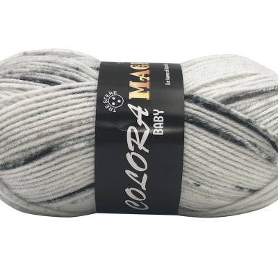Novelo de fio cinza claro com rótulo preto e texto COLOR4MAGIC BABY