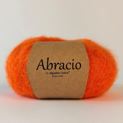 Novelo de lã laranja com rótulo Abracio
