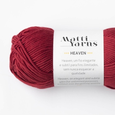 Bola de fio de lã vermelha com etiqueta branca Motti Yarns Heaven