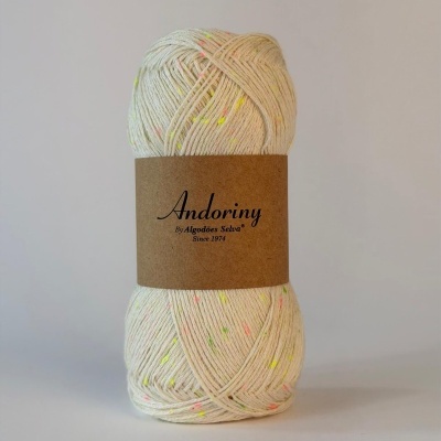 Novelo de fio de algodão com embalagem castanha e texto