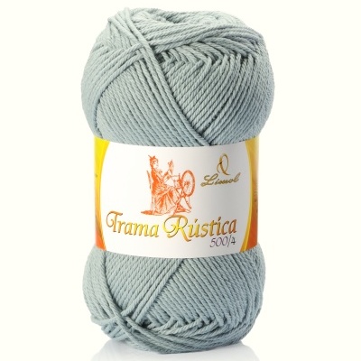 Novelo de lã azul clara com etiqueta escrita Trama Rústica