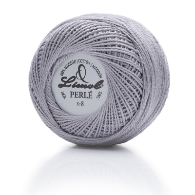 Bobina de linha de algodão cinzento claro com etiqueta central branca