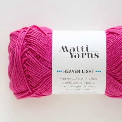 Novelo de lã rosa forte com etiqueta Matti Yarns Heaven Light