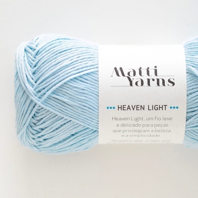 Novelo de fio azul claro da marca Matti Yarns com etiqueta branca
