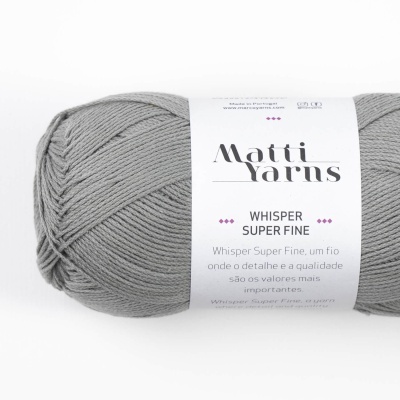 Novelo de fio cinzento com etiqueta branca 'Matti Yarns Whisper Super Fine'