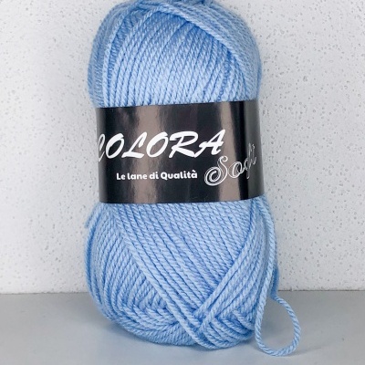 Novelo de lã azul claro com etiqueta preta