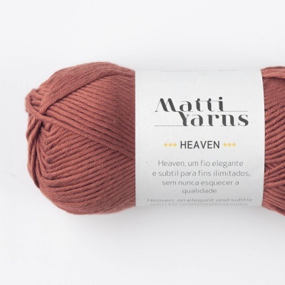 Novelo de fio castanho avermelhado com etiqueta Matti Yarns HEAVEN