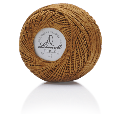 Novelo de fio castanho com rótulo branco e texto 