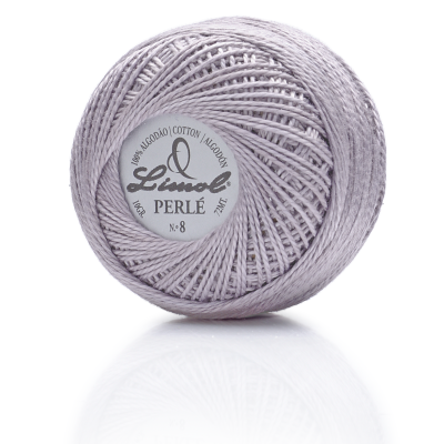 Rolo de linha de algodão lilás claro com etiqueta branca no centro