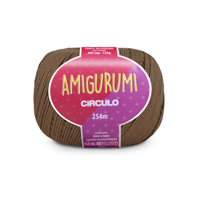 Novelo de fio de algodão castanho com etiqueta rosa e roxa da marca Círculo.