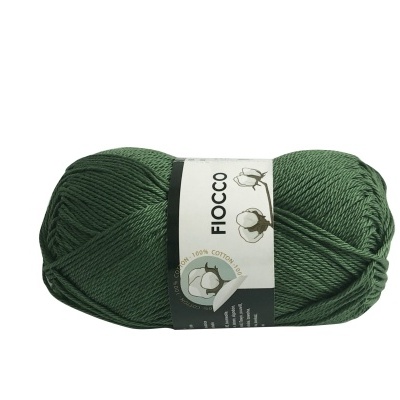 Novelo de fio verde escuro com rótulo da marca FIOCCO