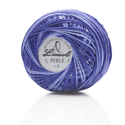 Novelo de linha azul da marca Lírio com etiqueta central visível