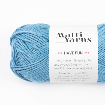 Novelo de fio azul claro Matti Yarns com etiqueta HAVE FUN