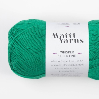Novelo de lã verde Matti Yarns Whisper Super Fine com etiqueta branca