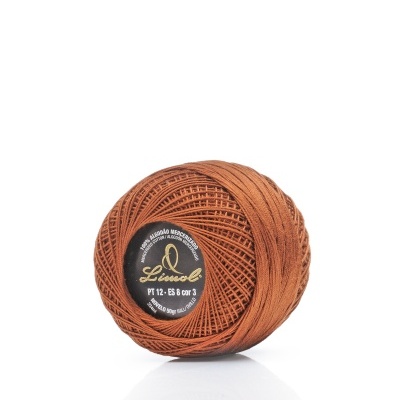 Novelo de linha castanha com etiqueta preta em fundo branco