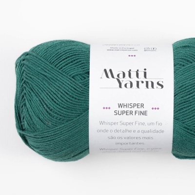 Novelo de lã verde azulado com etiqueta branca da marca Matti Yarns Whisper Super Fine