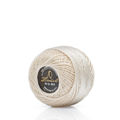 Rolo de linha de algodão cru com etiqueta preta e dourada