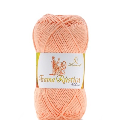Novelo de fio cor pêssego claro com rótulo Trama Rústica