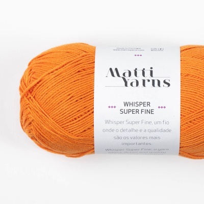 Novelo de fio laranja Matti Yarns Whisper Super Fine com etiqueta branca