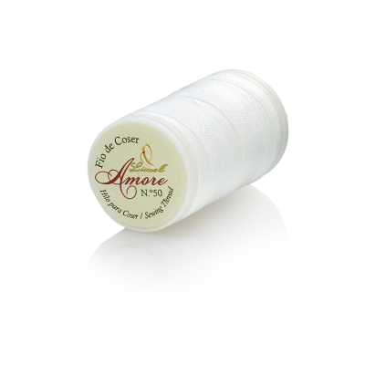 Carretel de linha de coser branco com etiqueta visível