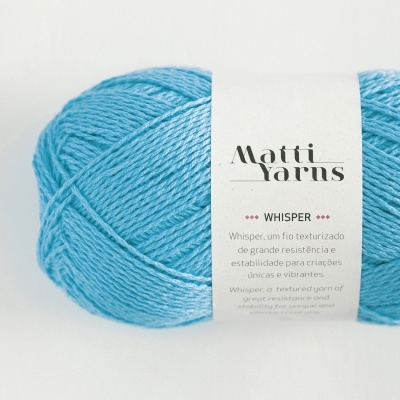 Novelo de fio azul da marca Matti Yarns com etiqueta branca