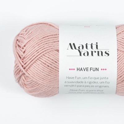 Novelo de fio cor-de-rosa claro com etiqueta branca e texto da marca Matti Yarns HAVE FUN