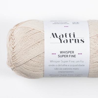 Novelo de lã bege claro Matti Yarns Whisper Super Fine com etiqueta branca