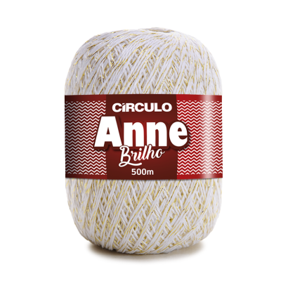 Novelo de fio branco com brilhos dourados e etiqueta vermelha com texto.