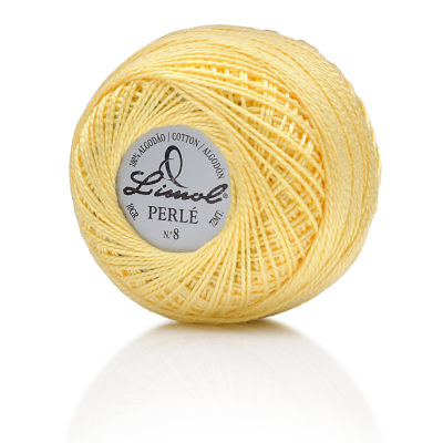 Novelo de linha fina Limol Perlé amarelo claro em algodão com rótulo visível