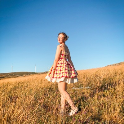 Vestido curto xadrez amarelo, vermelho e branco com barra rendada num campo