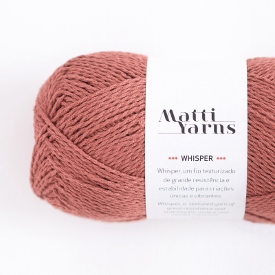 Novelo de fio castanho avermelhado com etiqueta da marca Matti Yarns