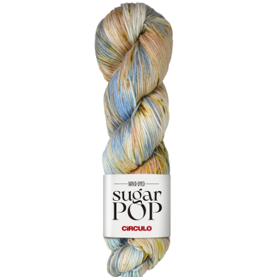 Fio de lã tingido à mão com etiqueta branca em fundo preto