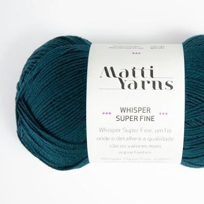 Novelo azul escuro de fio Matti Yarns Whisper Super Fine com etiqueta branca