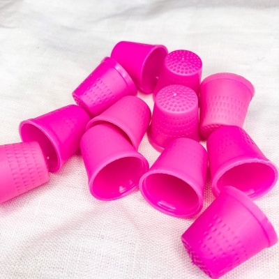 dedais cor-de-rosa em plástico com textura pontilhada sobre tecido branco