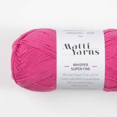 Novelo de fio cor-de-rosa Matti Yarns Whisper Super Fine com etiqueta branca