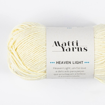 Novelo de fio acrílico creme claro com etiqueta da Matti Yarns