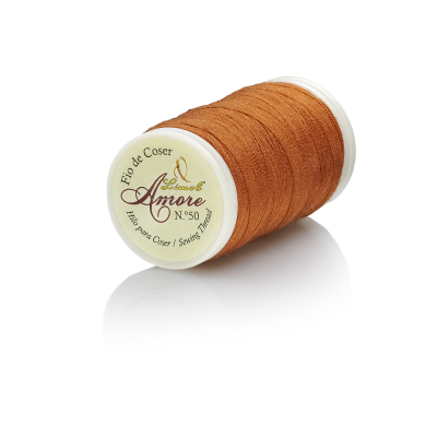 Bobina de linha de coser castanha Amore Nº 50 em fundo branco