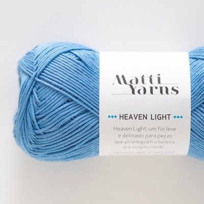 Novelo de lã azul claro com etiqueta branca da marca Matti Yarns e texto 'HEAVEN LIGHT'