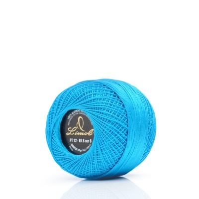 Novelo de linha azul turquesa com etiqueta preta e dourada sobre fundo branco