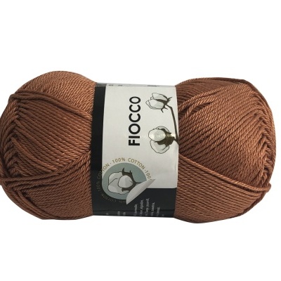 Novelo de fio de algodão castanho com rótulo branco