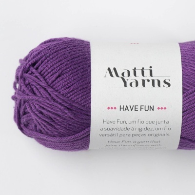 Novelo de fio roxo com rótulo branco da marca Matti Yarns