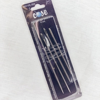 Conjunto de quatro agulhas de costura em embalagem preta com texto e código visíveis