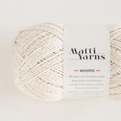 Novelo de fio cru com etiqueta branca Matti Yarns Whisper