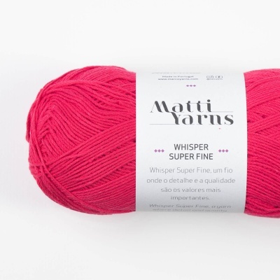 Novelo de fio rosa Motti Yarns Whisper Super Fine com etiqueta branca