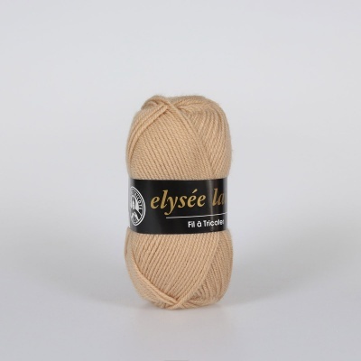 Novelo de fio bege claro para tricô com etiqueta preta e texto visível